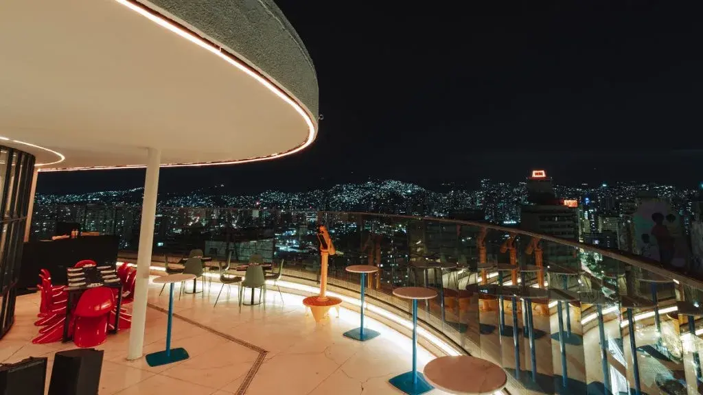 Terraço Niê à noite, com vista panorâmica de Belo Horizonte