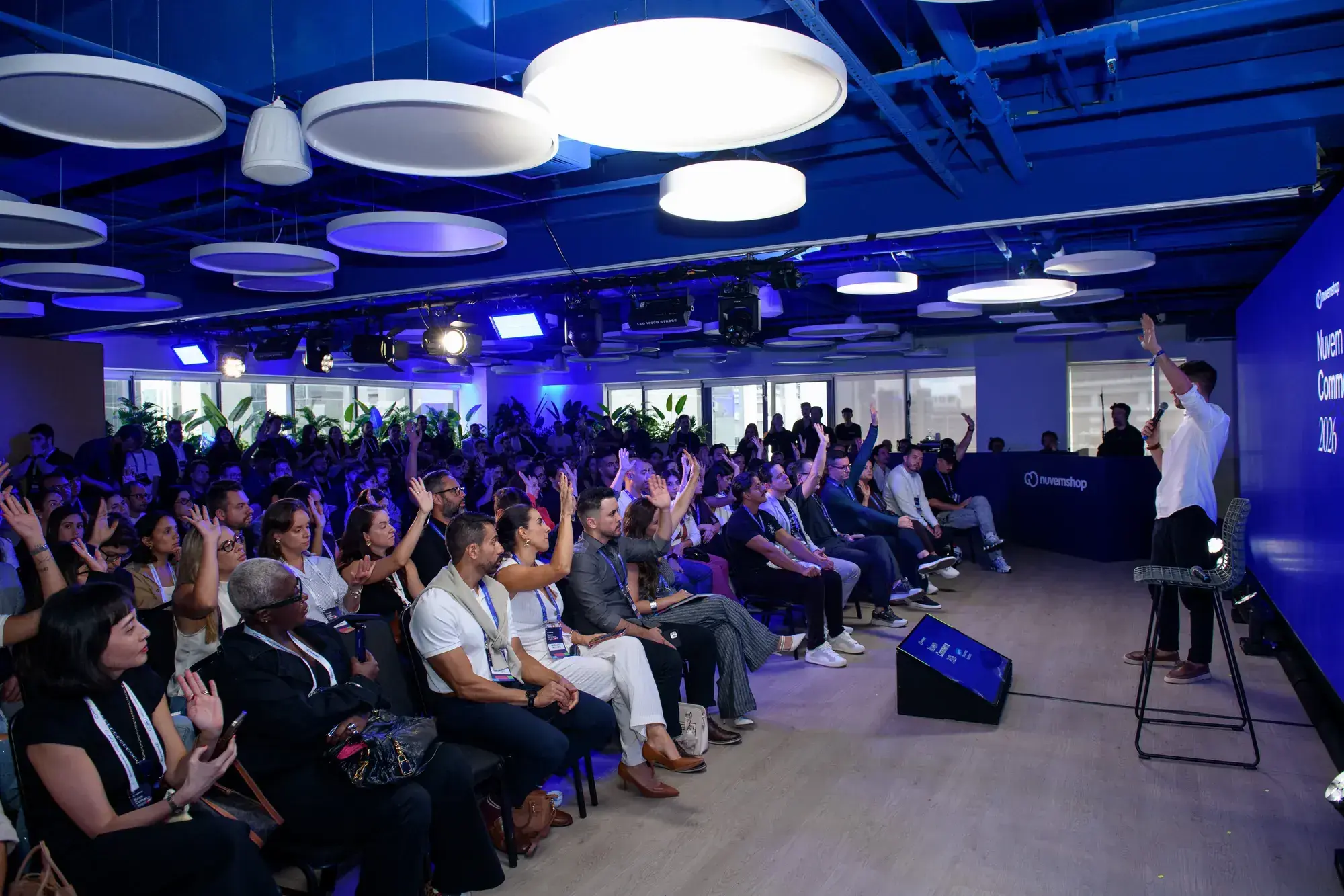 Sala de encontro presencial da Nuvemshop Next com participantes