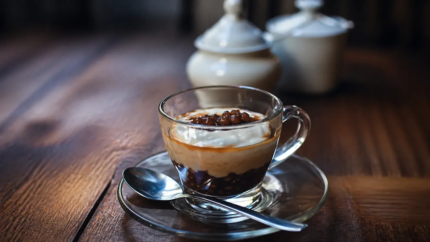Estação de café com barista servindo convidados no encontro